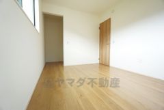 同仕様写真。木目調のシンプルデザインで落ち着きと安らぎの空間に仕上げています。各部屋に収納が完備されているので、お荷物が多くなっても安心の設計です。
