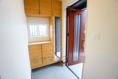 たっぷり収納できるシューズボックスです。家族全員の靴がきれいに整頓できます。棚の上にお花や写真を飾っても良いですね。