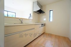 対面式カウンターキッチンでお子様の様子が見守れます。カウンタートップは耐熱性に優れており、日ごろのお掃除もふき取るだけでＯＫ。ステンレスシンクも簡単にお掃除できますよ。