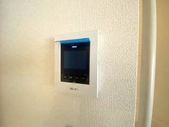 防犯性、セキュリティ対策に安心できるテレビモニター付きインターフォンです。セールスマン対策にもなり安心できます。