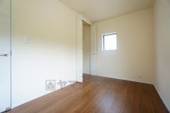 全居室にはたっぷり収納できる大型クローゼットを設置しています。窓には断熱性・保温性にすぐれ、省エネ効果のあるペアガラスを採用。冬には結露を防止します。