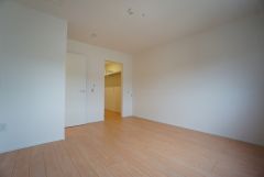 木目調のシンプルデザインで落ち着きと安らぎの空間に仕上げています。各部屋に収納が完備されているので、お荷物が多くなっても安心の設計です。