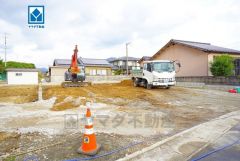 駐車スペースはゆとりある8台分を確保。マイカー用に、お客さま用に、余裕を持ってご利用いただけます。