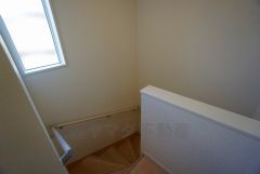 段数を通常より1段多く段差を低く設定し、より安全な階段を追求しました。勾配も緩やかに設計されており、安全性も重視。