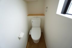 温水洗浄機付トイレです。節水機能もあるので、安心して使えますね。もちろん、1階2階の2ヶ所にトイレがあるので、忙しい朝にもゆとりができますね。