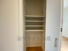 物が散らかりやすいリビングに収納スペースを確保。書類や雑貨をひとまとめにできまるため、お部屋をすっきりさせることが出来ます。