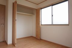 同仕様写真。住む人のこだわりを活かす洋室。日当たりがよく、寝室としての利用もおすすめ。広めのクローゼットには荷物をすっきり片付けられ、ゆとりのある暮らしが出来ます＾＾