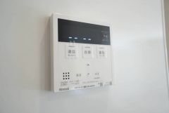 給湯器リモコンはキッチン横からボタンひとつで操作が楽々。通話ボタン付きでお子様とも会話ができて安心です。