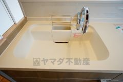 同仕様写真。広々とした凸型シンクに洗剤ポケットを標準装備。大きなお鍋など洗いやすいです。洗剤や石鹸、スポンジもすっきりできる収納付き。