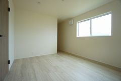 住む人のこだわりを活かす洋室＾＾日当たりがよく、寝室としての利用もおすすめ。広めのクローゼットもあり荷物もすっきり片付けれ、ゆとりのある暮らしが出来ます＾＾