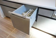 家事の時間が短縮できる食器洗浄乾燥機付。後片付けもラクラクです。 食器を洗う手間が減るので家族とのコミュニケーションの時間や自分の時間が増えますね。