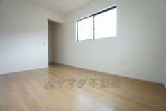同仕様写真。木目調のシンプルデザインで落ち着きと安らぎの空間に仕上げています。各部屋に収納が完備されているので、お荷物が多くなっても安心の設計です。