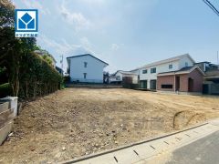 JR門松駅まで自転車で約10分。 コンビニまで徒歩8分。 敷地面積広々50坪。お庭付きで楽しみが広がります＾＾