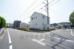 前面道路は南西側10.4ｍ、北西側に9.04ｍ。お車の離合もスムーズです＾＾ 大野城イオンまで車で約13分＾＾（3.9ｋｍ） ショッピングを楽しめます。