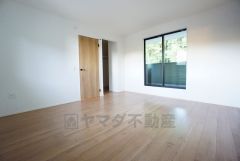 住む人のこだわりを活かす洋室＾＾日当たりがよく、寝室としての利用もおすすめ。広めのクローゼットもあり荷物もすっきり片付けれ、ゆとりのある暮らしが出来ます＾＾