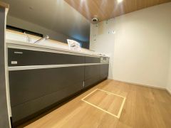 オシャレで機能的なキッチン。カウンターキッチンで、ご家族と会話をしながら調理ができます。