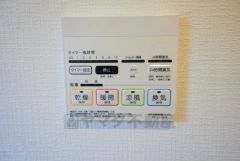 同仕様写真。雨の日の洗濯も安心できる浴室暖房乾燥機付き浴室。リモコンで操作もボタン1つで簡単。 浴室暖房乾燥機には、暖房、乾燥、涼風、換気の4つの機能が付いています。タイマー付きです。