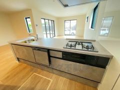 対面式カウンターキッチンでお子様の様子が見守れます。カウンタートップは耐熱性に優れており、日ごろのお掃除もふき取るだけでＯＫ。ステンレスシンクも簡単にお掃除できますよ。