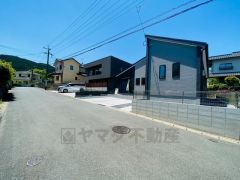 前面道路は広々6ｍ。交通量は少なく小さなお子様がいるご家庭でも安心です＾＾スーパーまで徒歩10分＾＾日用品や食品などに困りません＾＾