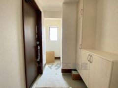 たっぷり収納できるシューズボックスです。家族全員の靴がきれいに整頓できます。棚の上にお花や写真を飾っても良いですね。