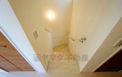 同仕様写真。ご年配の方でも安心できる、手すり付き階段です＾＾段差も低めで設定されてますので安全性にも優れてますね＾＾