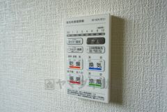 浴室暖房乾燥機には、暖房、乾燥、涼風、換気の4つの機能が付いています。タイマー付きです。