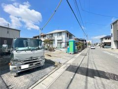 前面道路は公道j東側約7.6～7.7ｍ。