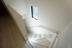 同仕様写真。ご年配の方でも安心できる、手すり付き階段です＾＾
