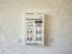 浴室暖房乾燥機には、暖房、乾燥、涼風、換気の4つの機能が付いています。タイマー付きです。