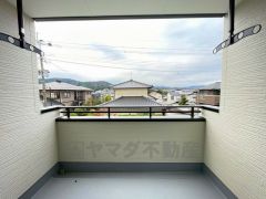 幅広のインナーバルコニーは洗濯物を守りやすく、眩しすぎる日差しも和らげます。 お洗濯物も気持ちよく干せそうです。