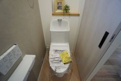 温水洗浄機付トイレです。節水機能もあるので、安心して使えますね。もちろん、1階2階の2ヶ所にトイレがあるので、忙しい朝にもゆとりができますね。