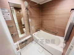1日の疲れを癒すくつろぎのバスルーム。 リラックスできるバスタイムを過ごせます。 雨の日の洗濯も安心できる浴室暖房乾燥機付き浴室。リモコンで操作もボタン1つで簡単。