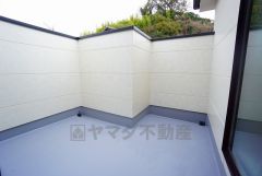 お洗濯物を干すスペースとしても十分な広さがあります。  お天気の良い日はお洗濯物がよく乾きそうな日当たり良好のバルコニーです＾＾