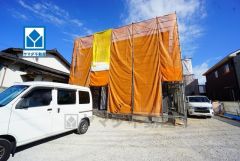 敷地面積広々54坪。新飯塚駅まで徒歩5分の西鉄バス市立病院停から乗車29分。