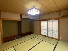 シンプルで使い勝手のよい和室。来客時の応接スペースや、ご家族のリラックススペースとして幅広く活用できる一室です。