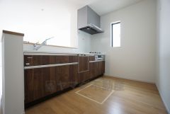 同仕様写真。対面式カウンターキッチンでお子様の様子が見守れます。カウンタートップは耐熱性に優れており、日ごろのお掃除もふき取るだけでＯＫ。ステンレスシンクも簡単にお掃除できますよ。