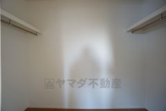 収納力豊富なウォークインクローゼット。洋服や小物などを1箇所にまとめて美しい収納を実現します。スーツケースのような大型の荷物も置けます＾＾