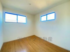 2面採光を確保した明るい室内は、風通しも良く、大変居心地の良い空間となっております。爽やかな風を感じて起きる朝は、快適生活の始まりに。