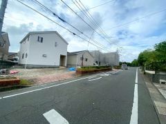 前面道路は南西側10.4ｍ、北西側に9.04ｍ。お車の離合もスムーズです＾＾ 大野城イオンまで車で約13分＾＾（3.9ｋｍ） ショッピングを楽しめます＾＾