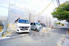 前面道路は、公道南東側約7ｍ。幅広く車の離合もスムーズです＾＾