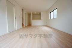 同仕様写真。家族が集まる開放的なリビング。約16.5帖の大空間で毎日のお食事が楽しみです＾＾思い思いの時間を過ごしたり、家族みんなで食事をしたり、素敵な団らんの場になりますね。