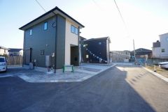 前面道路は公道北東側約4ｍ。車の通行が少なく小さなお子様がいるご家庭でも安心して過ごせます＾＾