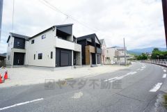 前面道路は8.1ｍ。 お車をスムーズにお停めできます＾＾ カースペースは全棟2台。イオン福岡まで車で約10分（3ｋｍ）ショッピングや映画鑑賞などで楽しめます＾＾