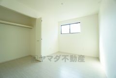 住む人のこだわりを活かす洋室＾＾日当たりがよく、寝室としての利用もおすすめ。広めのクローゼットもあり荷物もすっきり片付けれ、ゆとりのある暮らしが出来ます＾＾