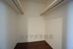 ハンガーパイプ付で散らかりがちな洋服類もきれいに整理できます。使用頻度が少ないものは枕棚の上に、足元には3段ボックスを置いて、フル活用できるクローゼットです＾＾