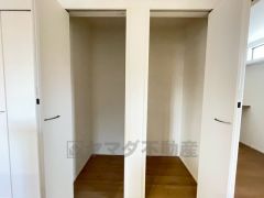 キッチン横パントリー収納。食器やキッチン用品、食料品の保存に便利です＾＾高さのある物もスッキリ収納できます＾＾