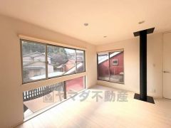 階段を上った先に現れる煙突の姿は、ガラス越しに眺めるだけでも、薪ストーブを愛好する者にとっては胸が高鳴る光景です。その空間はじんわりとした心地よい温もりに包まれ、至福のひとときを演出してくれます。