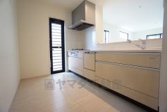 リビングやダイニングからキッチン周りが丸見えにならない対面式キッチン。テレビ鑑賞や家族との対話がしやすく、ご家族の温かい時間を演出します。