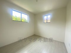 2面採光を確保した明るい室内は、風通しも良く、大変居心地の良い空間となっております。爽やかな風を感じて起きる朝は、快適生活の始まりに。