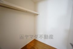 収納力豊富なウォークインクローゼット付き。洋服や小物などを1箇所にまとめて美しい収納を実現します。